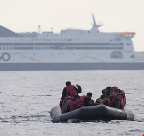 باريس: إنقاذ نحو 190 مهاجرا حاولوا عبور المانش بين فرنسا وإنجلترا