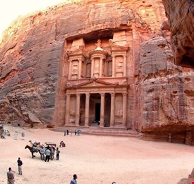 رئيس الوزراء الأردني يكشف حقيقة 