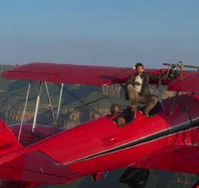 توم كروز يكشف عن كواليس قيامه بمشهد خطير على جناح طائرة في فيلم mission impossible الجديد