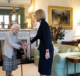 الملكة إليزابيث تكلف ليز تراس رسميا بتشكيل الحكومة الجديدة