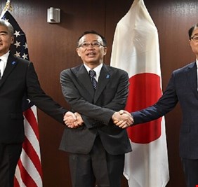 تنسيق أمريكي كوري ياباني إزاء 