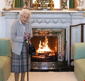 البريطانيون يتقاطرون إلى قصر باكنغهام عقب الإعلان عن تدهور صحة الملكة