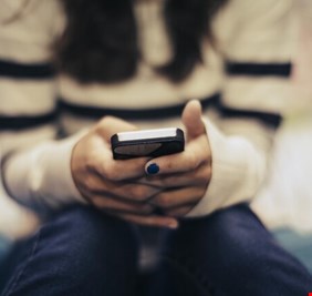 أثار سلبية لإدمان التمرير على الهاتف ونصائح للتوقف