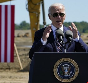 بايدن: إنتاج أشباه الموصلات قضية أمن قومي