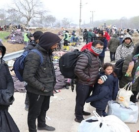 عشرات آلاف اللاجئين السوريين في تركيا ينظمون قافلة حاشدة يسيرون بها إلى الاتحاد الأوروبي