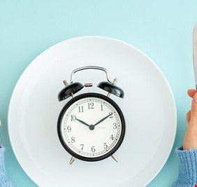 هل لتوقيت الوجبة الأكبر تأثير على إنقاص الوزن؟