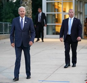 بايدن يصر على استصحاب الوحش  لحضور جنازة الملكة إليزابيث؟