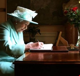 آخر رسالة من الملكة إليزابيث قبل وفاتها.. تعرف على صاحبها