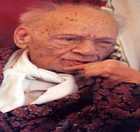 بالفيديو .. كيف إنهار الفنان الكبير محمد توفيق عندما مسك شباك ضريح الإمام الحسين عليه السلام؟