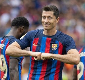 ليفاندوفسكي يقود برشلونة لاقتناص الصدارة من ريال مدريد