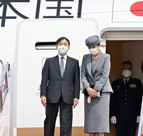 الإمبراطور الذي لا يشارك إلا في جنازات والديه يصل بريطانيا لوداع الملكة إليزابيث