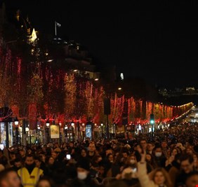 الشانزليزيه يقرر إطفاء الأنوار مبكرا كل ليلة لمواجهة أزمة الطاقة