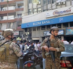 موظفو المصارف في لبنان: لا عودة عن الإضراب دون تدابير أمنية