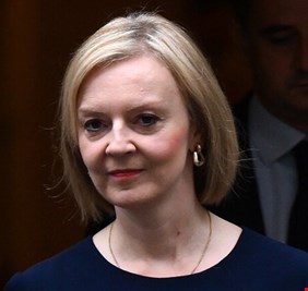 نواب بريطانيون يطالبون بسحب الثقة من تراس