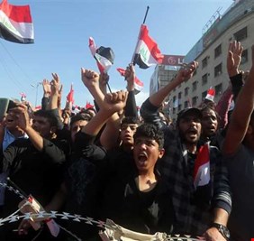 بالفيديو (العراق اليوم) يضعك بالمباشر في مكان وزمان الحدث.. حيث يتدفق المتظاهرون الى ساحة التحرير ..