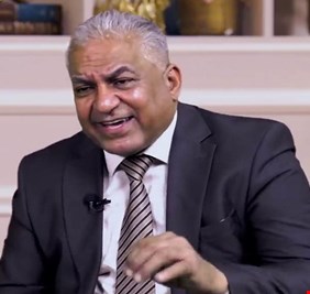 من هو المحافظ الذي ضرب احد المدراء 