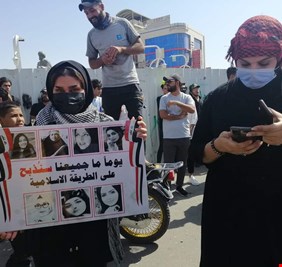 المئات يتجمعون في ساحة الحبوبي وسط الناصرية لاحياء ذكرى حراك تشرين