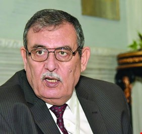 أيها العراقيون شاهدوا هذا الفيديو .. ماذا يحدث في البلد، النكرة (الزوبعي) يتحكم بحياة العراقيين، فمن يوقفه عند حده، إذا كان وزيره أفسد منه ؟!