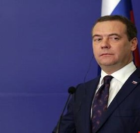 مدفيديف: تزويد نظام كييف بصواريخ MLRS يعجّل التصعيد نحو حرب عالمية