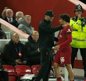 مدرب ليفربول يكشف مدة غياب دياز وأرنولد
