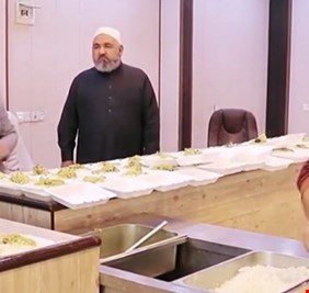هكذا هم العراقيون الأصلاء .. بالفيديو .. مطعم مجاني يقدم وجبات الطعام للفقراء والمتعففين في سامراء