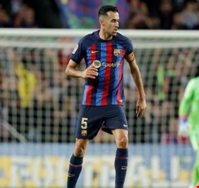 وكيله يجيب.. هل اقترب بديل بوسكيتس من برشلونة؟