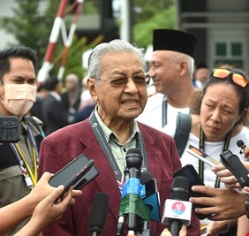 في عامه الـ97.. مهاتير محمد يتطلع لتولي رئاسة وزراء ماليزيا للمرة الثالثة