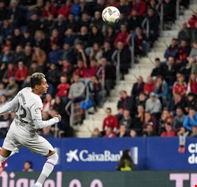 رغم نقصه العددي.. برشلونة يسحق أوساسونا ويتصدر الدوري الإسباني!