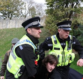 اعتقال محتج قذف الملك تشارلز بالبيض