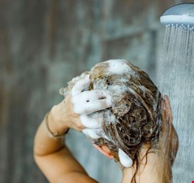 كم مرّة يجب غسل الشعر في الأسبوع؟.. خبير يحسم الجدل