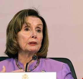 بيلوسي: الديمقراطيون يطلبون مني البقاء في القيادة