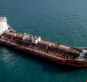 مصادر: هجوم بطائرة مسيرة مفخخة على ناقلة نفط قبالة سواحل عمان