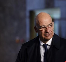 لماذا رفض وزير خارجية اليونان النزول من الطائرة في مطار طرابلس ومصافحة وزيرة الخارجية التي كانت في استقباله ؟!