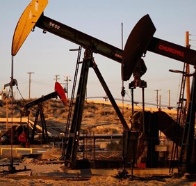 ارتفاع أسعار النفط مع انخفاض الدولار