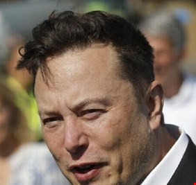 ماسك يستطلع آراء المستخدمين حول إعادة حساب ترامب على تويتر