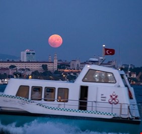 السلطات التركية توقف حركة الملاحة في مضيق البوسفور باسطنبول
