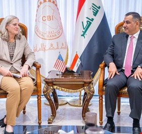 السفيرة الأمريكية رومانوسكي في البنك المركزي العراقي وتلتقي الجلبي