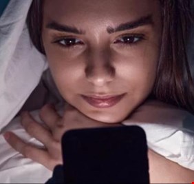 السهر لقراءة الأخبار السيئة على الهاتف.. عادة قد تفقدك عقلك