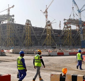 للمرة الأولى.. قطر تقر بمصرع عمال مهاجرين أثناء بناء ملاعب كأس العالم وتكشف العدد التقريبي!