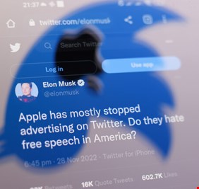 إيلون ماسك: مدير 