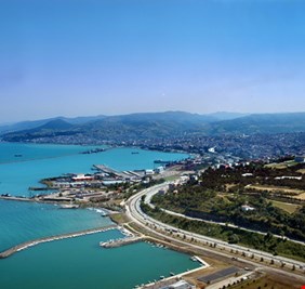 انفجار وحريق كبير في ميناء شمالي تركيا