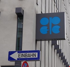 أوبك+ تقرر الحفاظ على مستويات إنتاج النفط الحالية