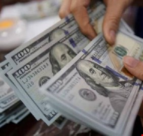 أسعار الدولار تشهد انخفاضا طفيفا في الأسواق المحلية