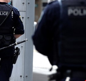 مقتل 6 أشخاص بينهم رجلا شرطة في اشتباك مسلح بريف أستراليا