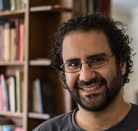 الحكومة المصرية تفاجئ السجين علاء عبد الفتاح