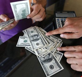 نائب يكشف عن موعد انخفاض سعر صرف الدولار الأمريكي