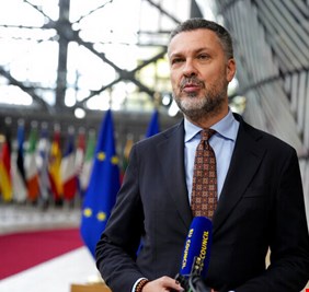 مسؤول أوروبي يستقيل بعد اعترافه بقبول 