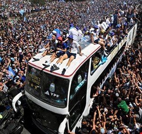 حافلة منتخب الأرجنتين عالقة بين 5 ملايين شخص.. اللاعبون يستقلون طائرة مروحية