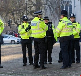 مقتل امرأة وإصابة آخرين في حادث إطلاق نار في حانة بريطانية عشية أعياد الميلاد