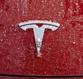 انخفاض القيمة السوقية لشركة تسلا بمقدار 85 مليار دولار